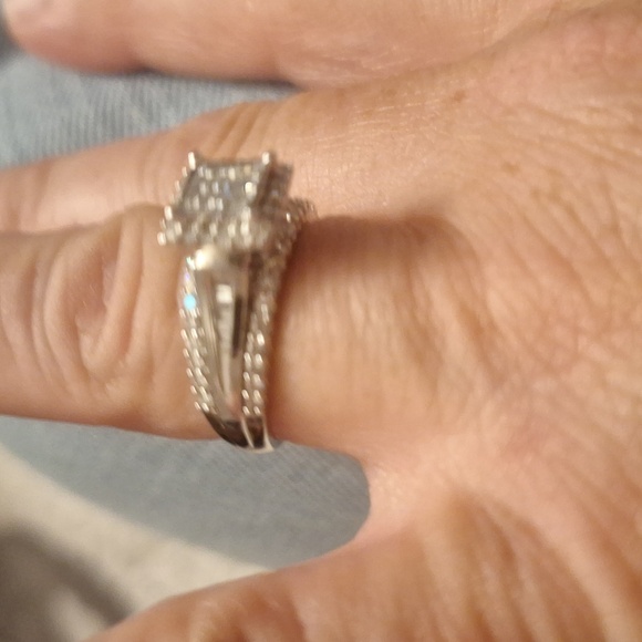 BEAUTIFUL 10K WHITE GOLD SQUARE DIAMOND CLUSTER ENGAGEMENT RING - Picture 9 of 15